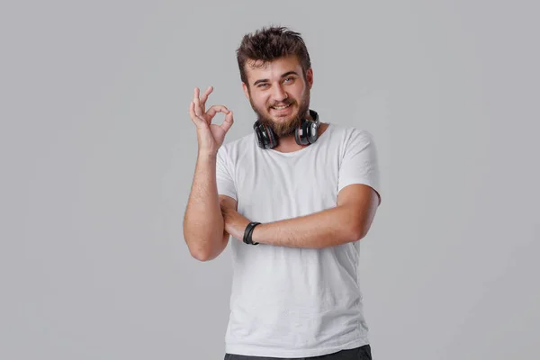 Een Jonge Man Met Een Baard Met Draadloze Hoofdtelefoons Zijn — Stockfoto