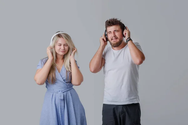 Joven Pareja Alegre Escuchando Música Fuerte Auriculares Inalámbricos Una Chica — Foto de Stock