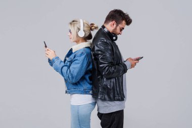 genç bir çift beyaz arka plan üzerinde müzik keyfi portresi