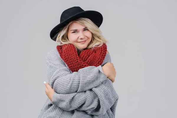 따뜻한가 스웨터와 부르고뉴 스카프와 절연된 스튜디오 모자에 평온한 여자의 초상화 — 스톡 사진