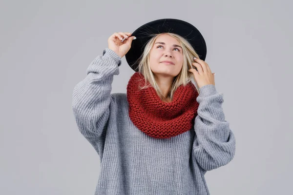따뜻한가 스웨터와 부르고뉴 스카프와 절연된 스튜디오 모자에 평온한 여자의 초상화 — 스톡 사진