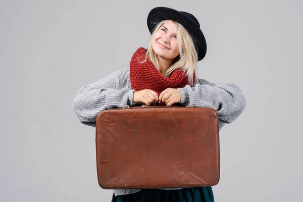 屋内でヴィンテージ スーツケース喜んでいる金髪の女の子 灰色のスタジオの背景 — ストック写真