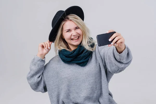 Szczęśliwa Kobieta Ładna Selfie Szarym Tle Ubrany Szalik Jasne Sweter — Zdjęcie stockowe