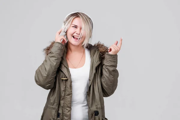 Uma Jovem Uma Jaqueta Quente Outono Escuta Música Fones Ouvido — Fotografia de Stock