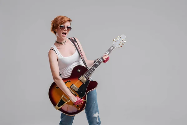 Portrait Young Woman Musician Electric Guitar Her Hands Gray Background — Stock Photo, Image