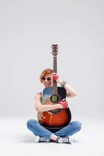 Πορτρέτο Του Μια Νεαρή Γυναίκα Μια Ακουστική Κιθάρα Στα Χέρια — Φωτογραφία Αρχείου