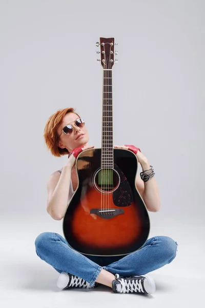 Retrato Uma Jovem Com Uma Guitarra Acústica Nas Mãos Sobre — Fotografia de Stock