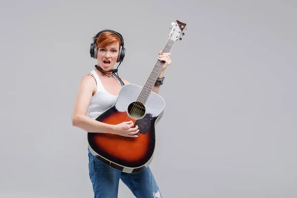 Νεαρή Γυναίκα Μουσικός Μια Ακουστική Κιθάρα Στο Χέρι Και Ακουστικά — Φωτογραφία Αρχείου