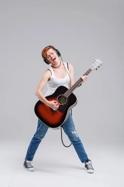Νεαρή Γυναίκα Μουσικός Μια Ακουστική Κιθάρα Στο Χέρι Και Ακουστικά — Φωτογραφία Αρχείου