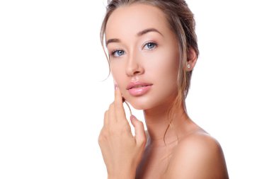 Doğal makyaj modeliyle güzellik portresi. Kalıcı makyaj moda parlak fosforlu kalem üzerinde cilt, seksi parlak dudaklar. Arka plan beyaz izole 