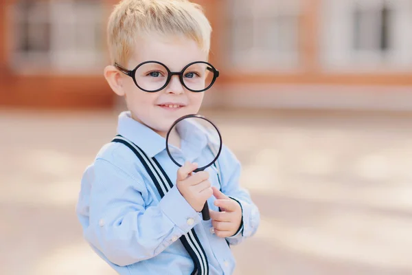 Mały Chłopiec Inteligentne Okulary Akademickie Kapelusz Okulary Stojąc Podwórku Szkoły — Zdjęcie stockowe