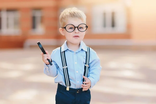 Mały Chłopiec Inteligentne Okulary Akademickie Kapelusz Okulary Stojąc Podwórku Szkoły — Zdjęcie stockowe