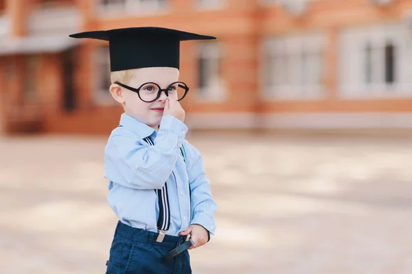 Ragazzino Intelligente Con Occhiali Cappello Accademico Occhiali Piedi Nel Cortile — Foto Stock