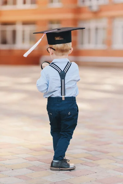 Ragazzino Intelligente Con Occhiali Cappello Accademico Occhiali Piedi Nel Cortile — Foto Stock