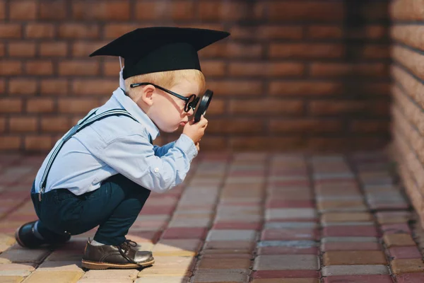 Ragazzino Con Occhiali Cappello Accademico Piedi Contro Muro Mattoni Una — Foto Stock