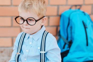 Bardaklarda mutlu zeki çocuk ilk kez okula gidiyor. Çocuk Çocuk çanta ile İlköğretim okula git. Çocuk İlköğretim Okulu