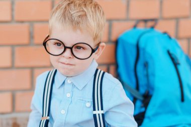 Bardaklarda mutlu zeki çocuk ilk kez okula gidiyor. Çocuk Çocuk çanta ile İlköğretim okula git. Çocuk İlköğretim Okulu