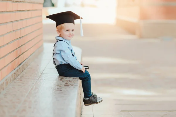 Ragazzino Con Occhiali Cappello Accademico Piedi Contro Muro Mattoni Una — Foto Stock