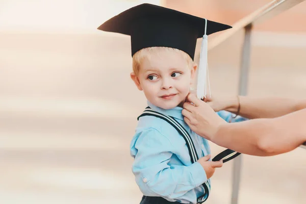 Niño Pequeño Con Gafas Sombrero Académico Pie Sobre Una Pared —  Fotos de Stock