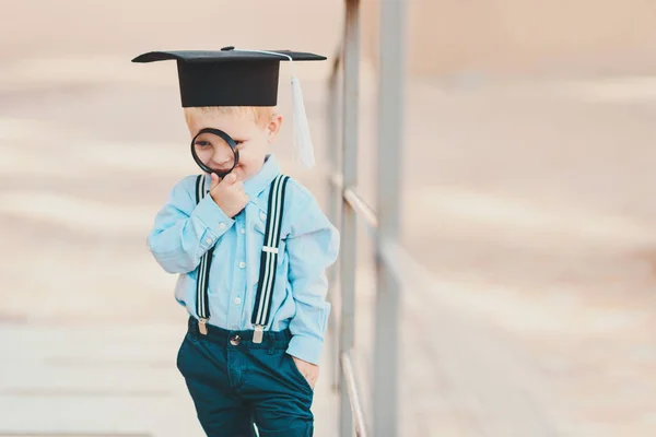 Маленький Мальчик Очках Академической Шляпе Стоит Напротив Кирпичной Стены Школы — стоковое фото