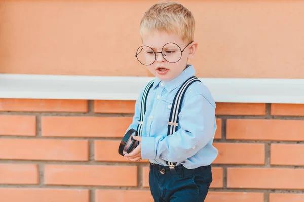 Terug Naar School Gelukkig Jongetje Glazen Met Rugzak Een Vergrootglas — Stockfoto