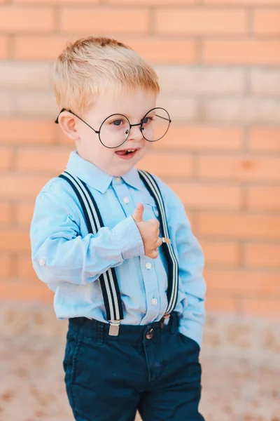 Vuelta Escuela Niño Feliz Gafas Con Mochila Libros Contra Pared —  Fotos de Stock