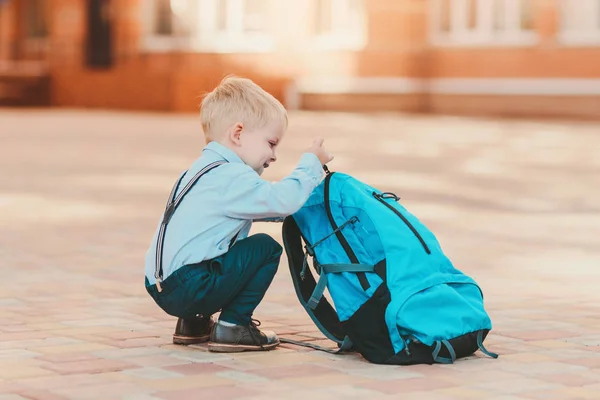 Gelukkig Slimme Jongen Glazen Voor Het Eerst Naar School Gaan — Stockfoto