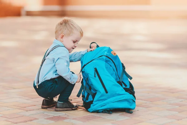 Happy Smart Kid Con Gli Occhiali Andra Scuola Prima Volta — Foto Stock