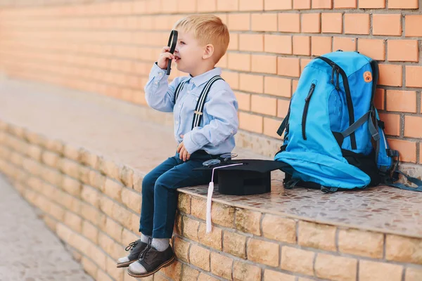 Zpátky Školy Šťastný Chlapec Brýlích Batohem Knihy Proti Cihlové Zdi — Stock fotografie