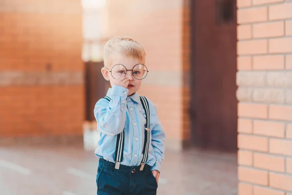 Torniamo Scuola Ragazzino Felice Bicchieri Con Zaino Libri Contro Muro — Foto Stock