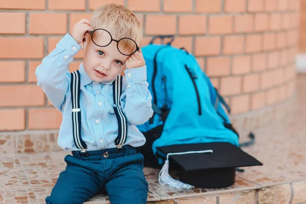 Boldog Okos Gyerek Szemüveget Először Megy Iskolába Gyermek Fiú Táska — Stock Fotó
