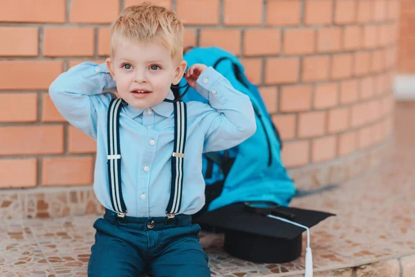 メガネでスマートな子供の幸せが初めて学校に行きます バッグを持つ子少年は 小学校へ行きます 小学校の子 — ストック写真