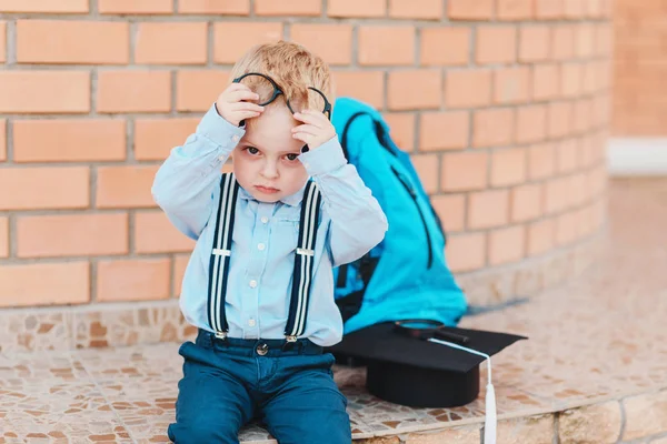 Glad Smart Unge Glasögon Kommer Till Skolan För Första Gången — Stockfoto