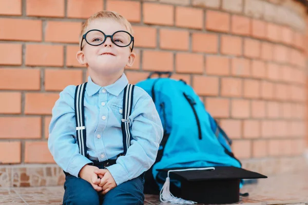 Happy Smart Kid Con Gli Occhiali Andra Scuola Prima Volta — Foto Stock