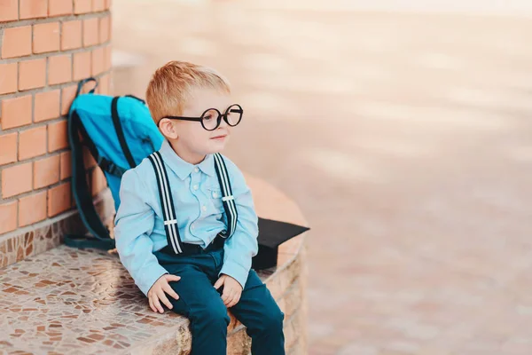 Feliz Chico Inteligente Gafas Escuela Por Primera Vez Niño Con —  Fotos de Stock