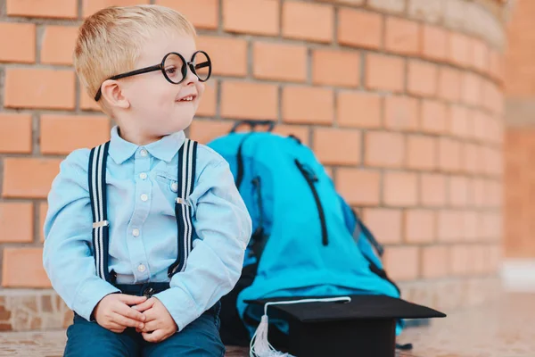 Happy Smart Kid Con Gli Occhiali Andra Scuola Prima Volta — Foto Stock