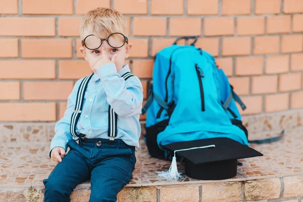 Gelukkig Slimme Jongen Glazen Voor Het Eerst Naar School Gaan — Stockfoto