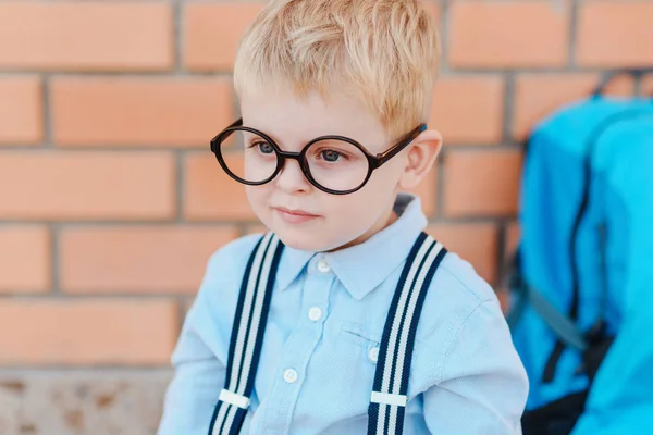 Glad Smart Unge Glasögon Kommer Till Skolan För Första Gången — Stockfoto