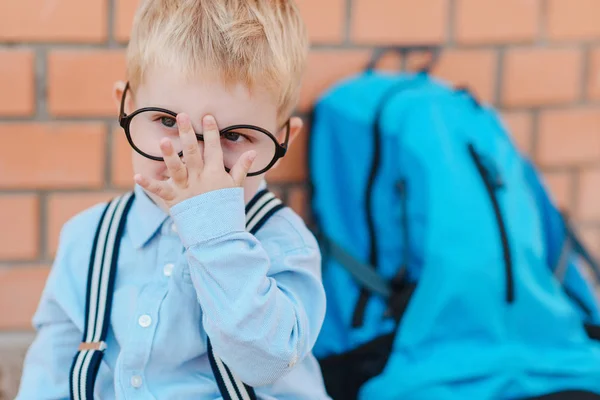 Gelukkig Slimme Jongen Glazen Voor Het Eerst Naar School Gaan — Stockfoto