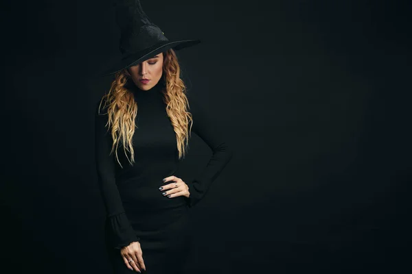 Портрет Сексуальной Ведьмы Хэллоуин Красивая Молодая Женщина Шапке Ведьмы Длинными — стоковое фото