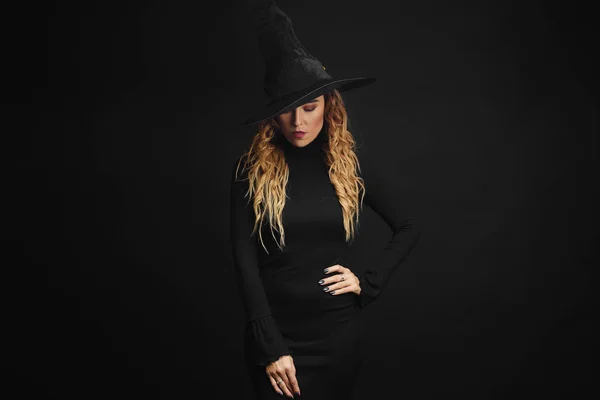 Портрет Сексуальной Ведьмы Хэллоуин Красивая Молодая Женщина Шапке Ведьмы Длинными — стоковое фото