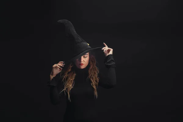 Black Friday Halloween Witch Black Hat Black Background Holding Gift — Stock Photo, Image