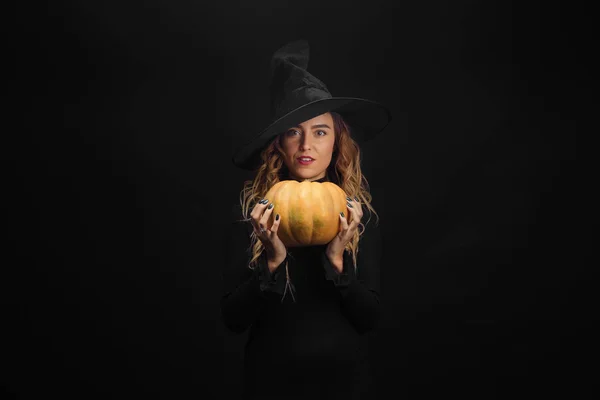 Bruja Halloween Con Calabaza Una Jovencita Guapa Disfrazada Bruja Decoración — Foto de Stock