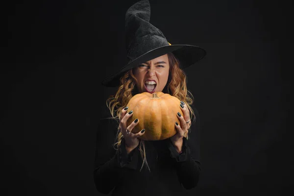 Bruja Halloween Con Calabaza Una Jovencita Guapa Disfrazada Bruja Decoración — Foto de Stock