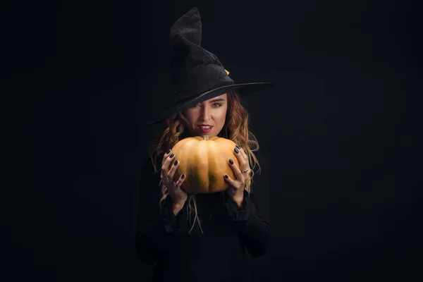 Sorcière Halloween Avec Citrouille Jolie Jeune Femme Costume Sorcière Décor — Photo