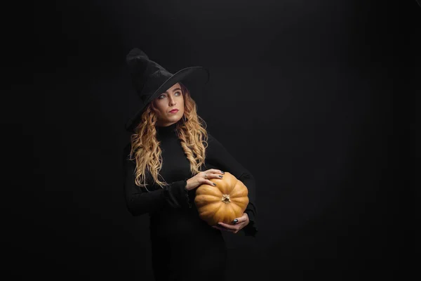 Bruja Halloween Con Calabaza Una Jovencita Guapa Disfrazada Bruja Decoración — Foto de Stock