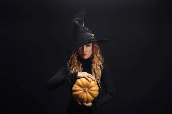 Bruja Halloween Con Calabaza Una Jovencita Guapa Disfrazada Bruja Decoración — Foto de Stock