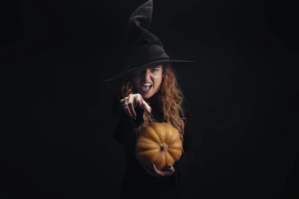 Sorcière Halloween Avec Citrouille Jolie Jeune Femme Costume Sorcière Décor — Photo