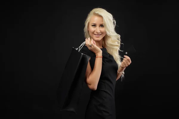 Elegante Mujer Rubia Lleva Vestido Negro Sosteniendo Bolsas Compras Negras — Foto de Stock