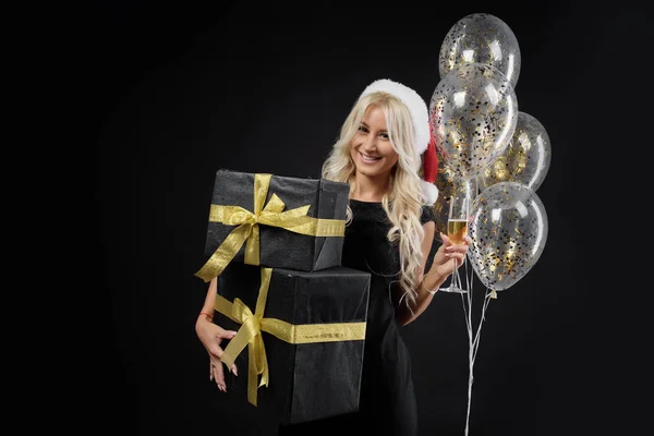 Ritratto Bella Donna Sorridente Abito Nero Cappello Babbo Natale Che — Foto Stock